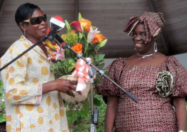 Festival Committee Chairman Leona Smith presents flowers to Food Fair honoree Joyce Sprauve.