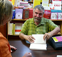 Paul Krugman chats with a fan at Undercover Books.
