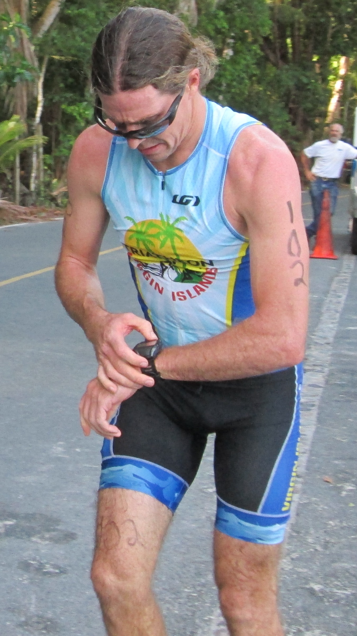 Men&rsquo;s winner Matt Crafts heads off for the running leg of the triathlon.