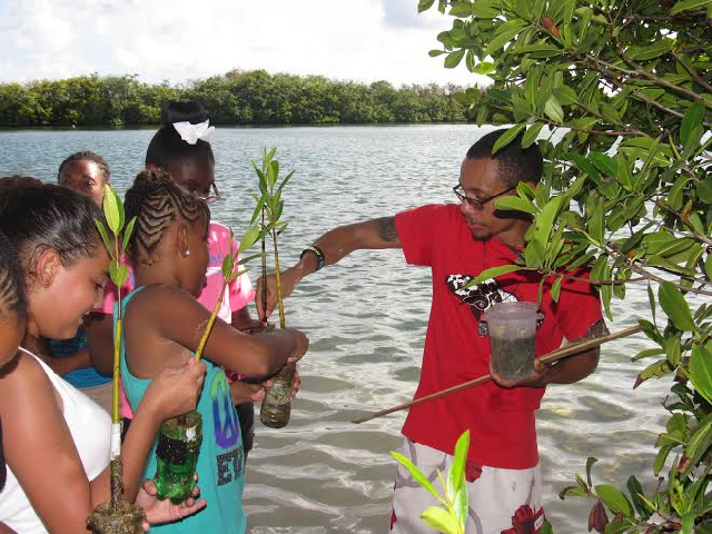 Howard Forbes Jr. teaches junior high school students about marine plants. (Photo provided by Howard Forbes Jr.)