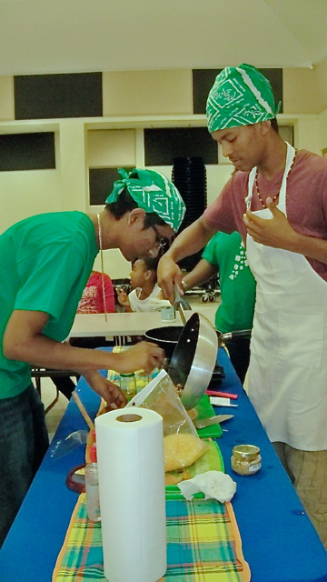 Idrees Donaie, left, and Che Smith teach kids how to make a healthy rainbow vegetable wrap.åç