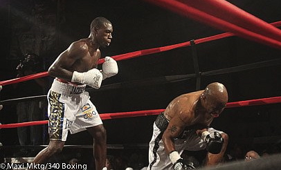 Julius Jackson drops Julius Fogle to the canvas in the first round. (Photo © Maxi Marketing/340 Boxing)