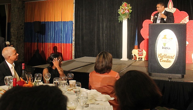 Gov. John deJongh Jr. addresses the audience at the India Association's dinner.
