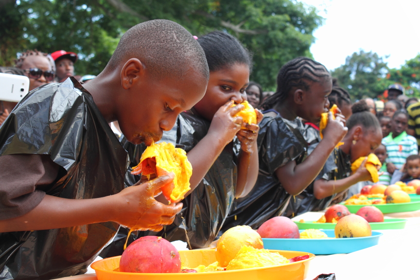 Children devour four mangoes in the mango-eating competition.