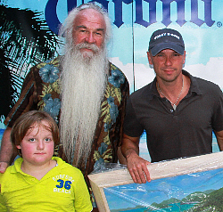 William Lee Golden (center) with his son Solomon (left) and Kenny Chesney.