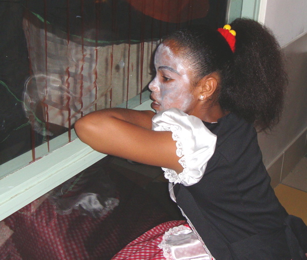 Tichelle Santos tries to peek into the Sunshine Mall haunted house.