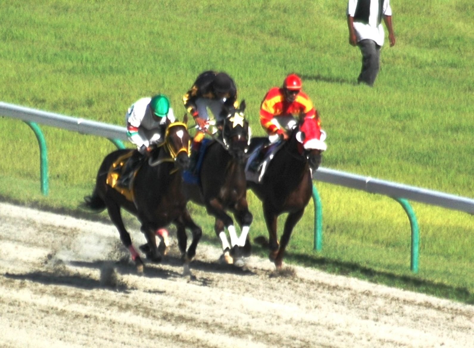 El Real Madrid, on the rail, holds slight lead as the field approaches the grandstand for the first time.