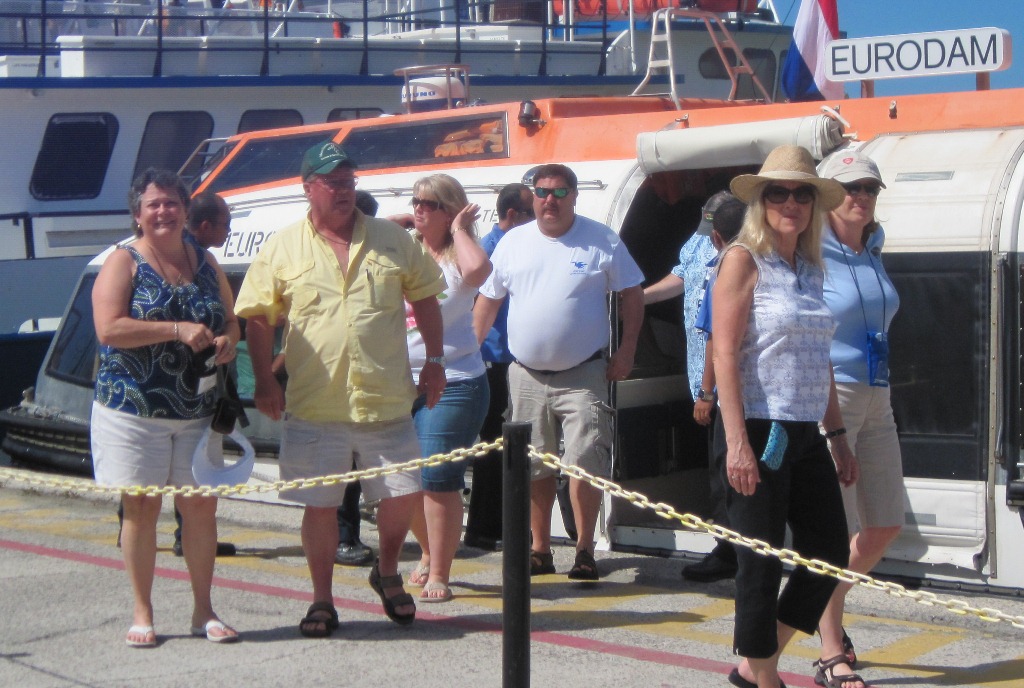 Blues Cruise passengers arriving at the Creek. (Photo Lynda Lohr)