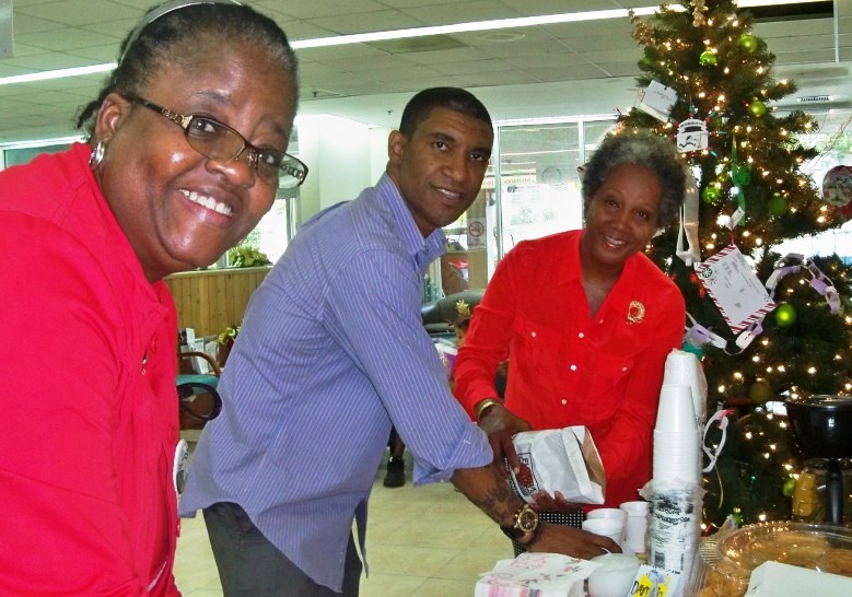 Democratic Party St. Croix volunteers Aminah Saleem, Brad Nugent and Sandra Setori prepare trays to serve JFL staff on Christmas morning (Carol Buchanan photo). Democratic Party St. Croix volunteers Aminah Saleem, Brad Nugent and Sandra Setori prepare trays to serve JFL staff on Christmas morning (Carol Buchanan photo).