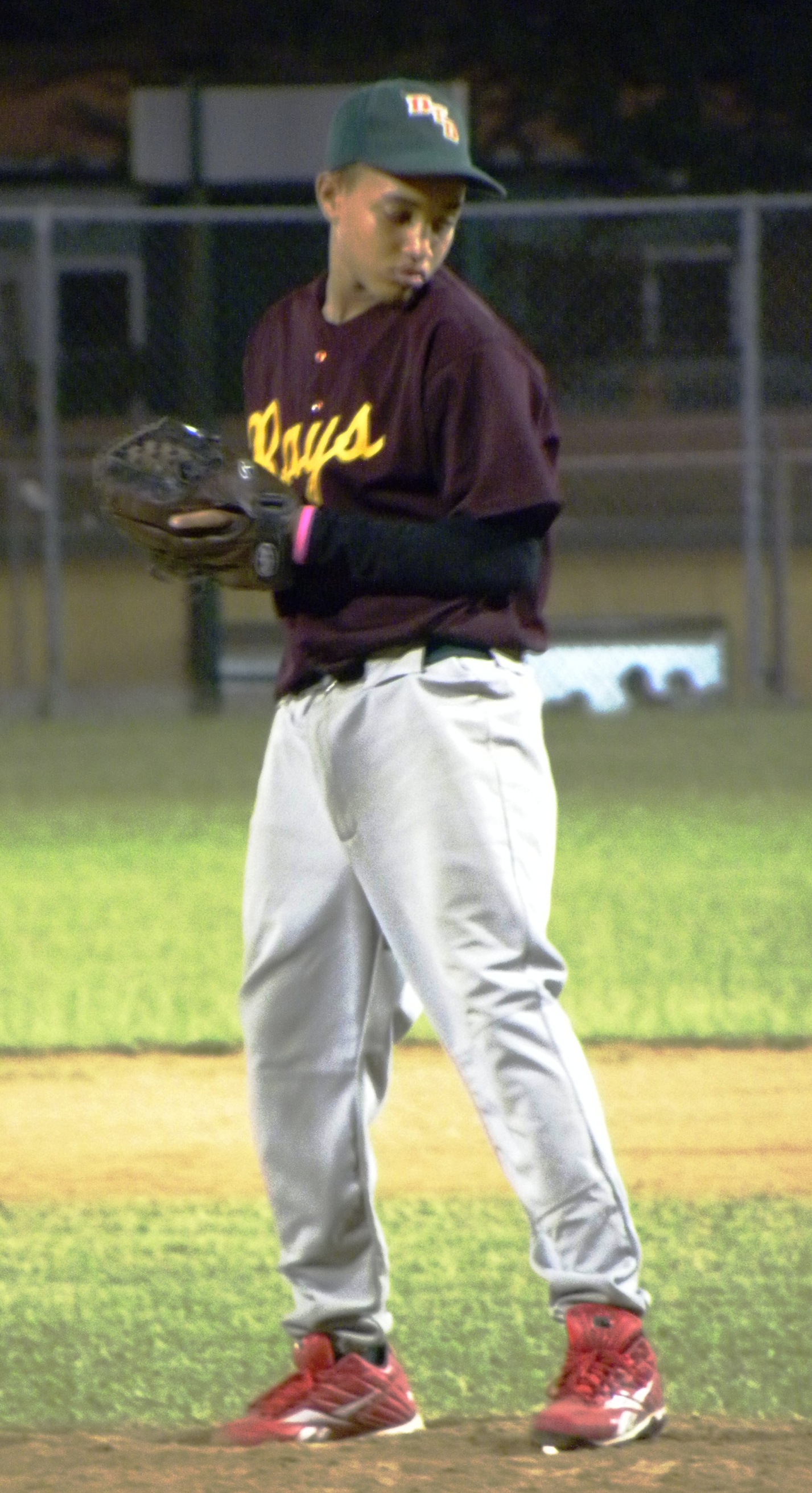 Kean reliever Josue Rojas keeps an eye on a Barracudas base runner.