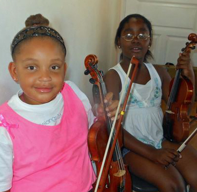 Violinists Chantelle Carty (left) and Makayla Rene.