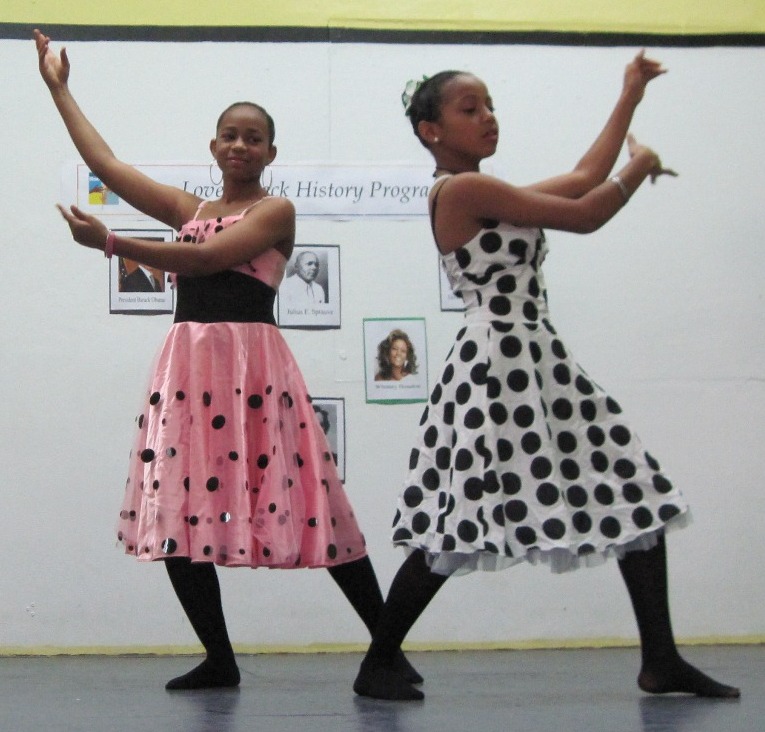 Sprauve students dance to Puerto Rican plena music (Lynda Lohr photo).
