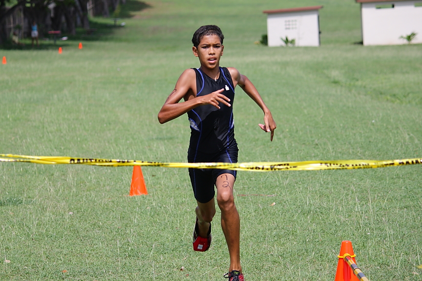 Adriel Sanes sprints towards the tape.