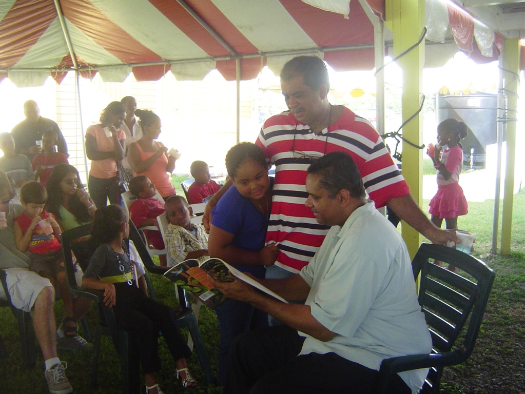 Gov. deJongh reads with students at the Agricultural Fairgrounds.