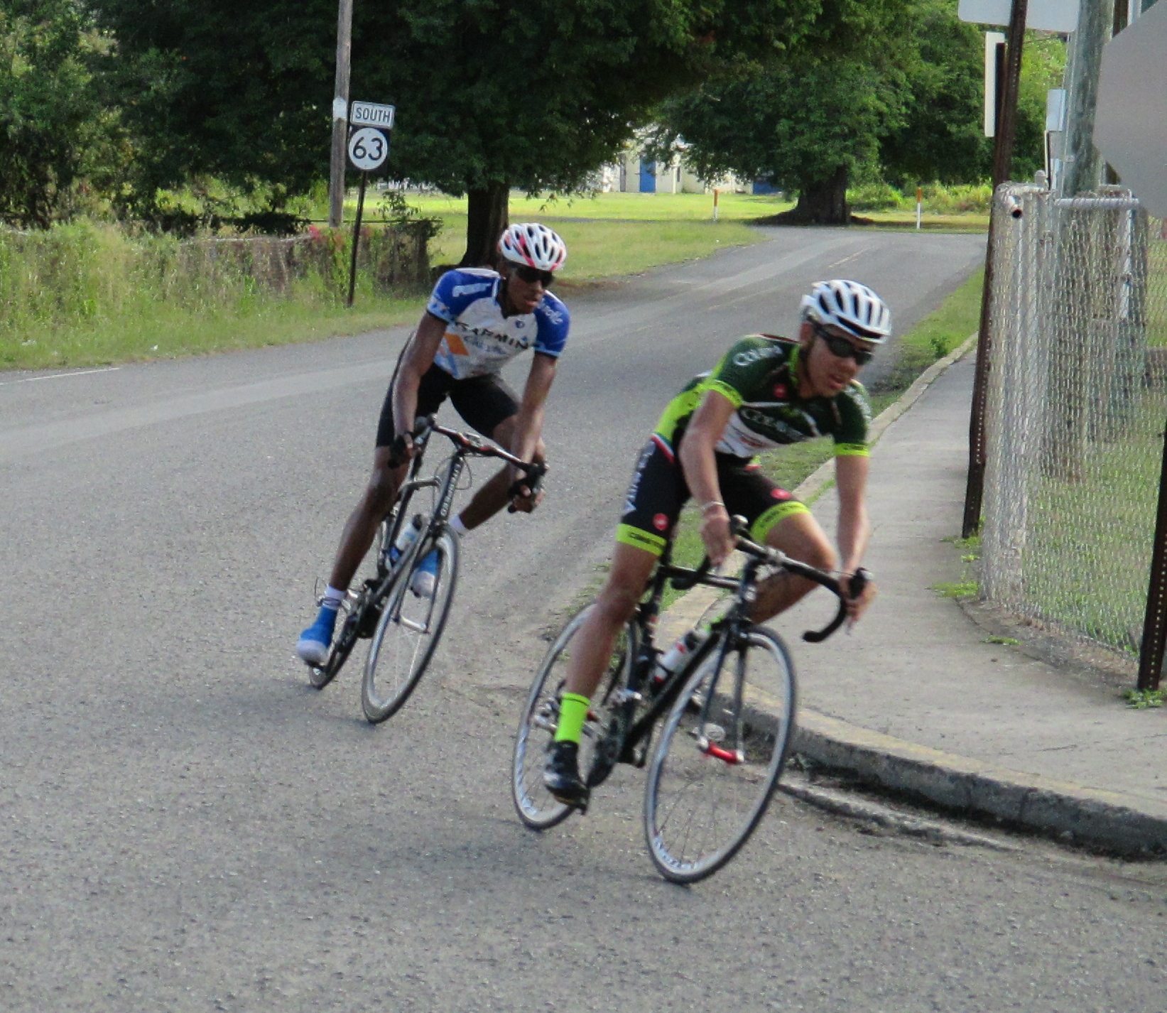 Race leaders in the Elite category:  Apolinar Acevedo Jr. is ahead (green) and Mark Defour is behind