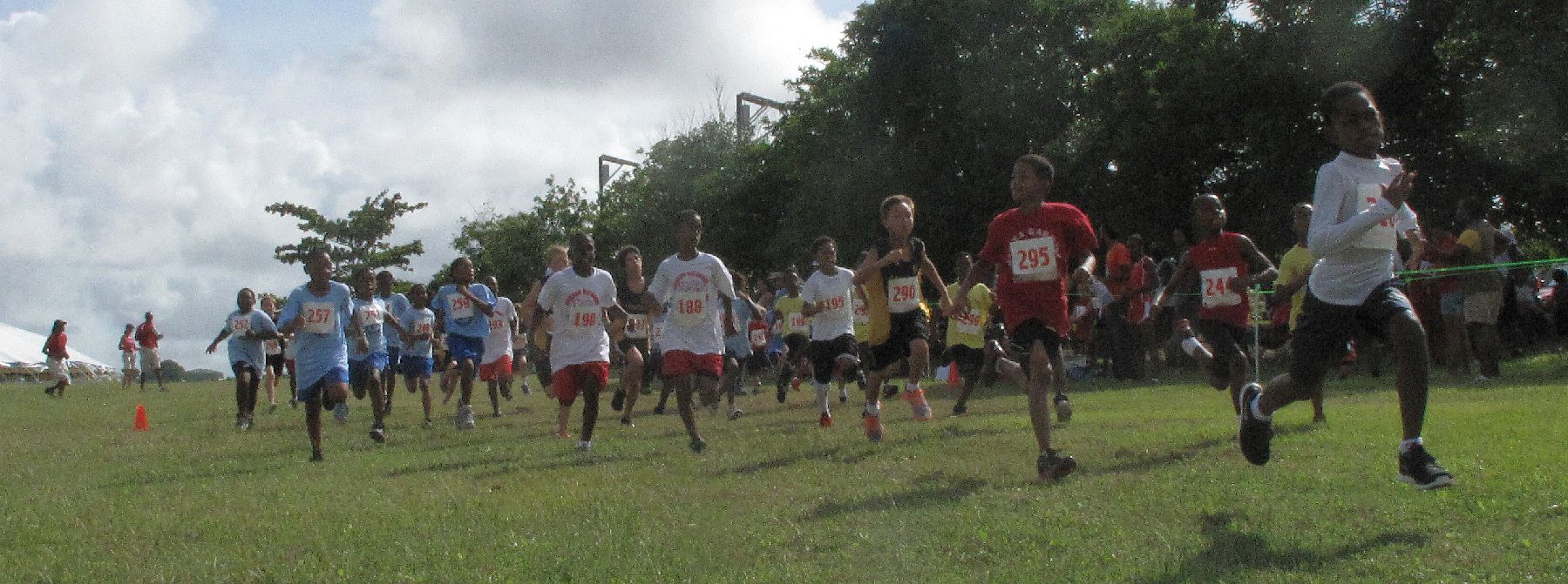 The boys get after it in the boys under 14 and under 10 one mile race (V.I.Pace Runners Photo)