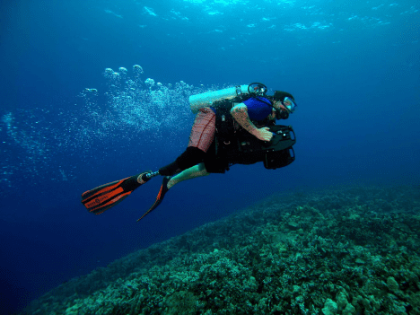 A veteran enjoys a scuba trip thanks to Servicemembers Undertaking Disabled Sports. (Photo by John Thompson)