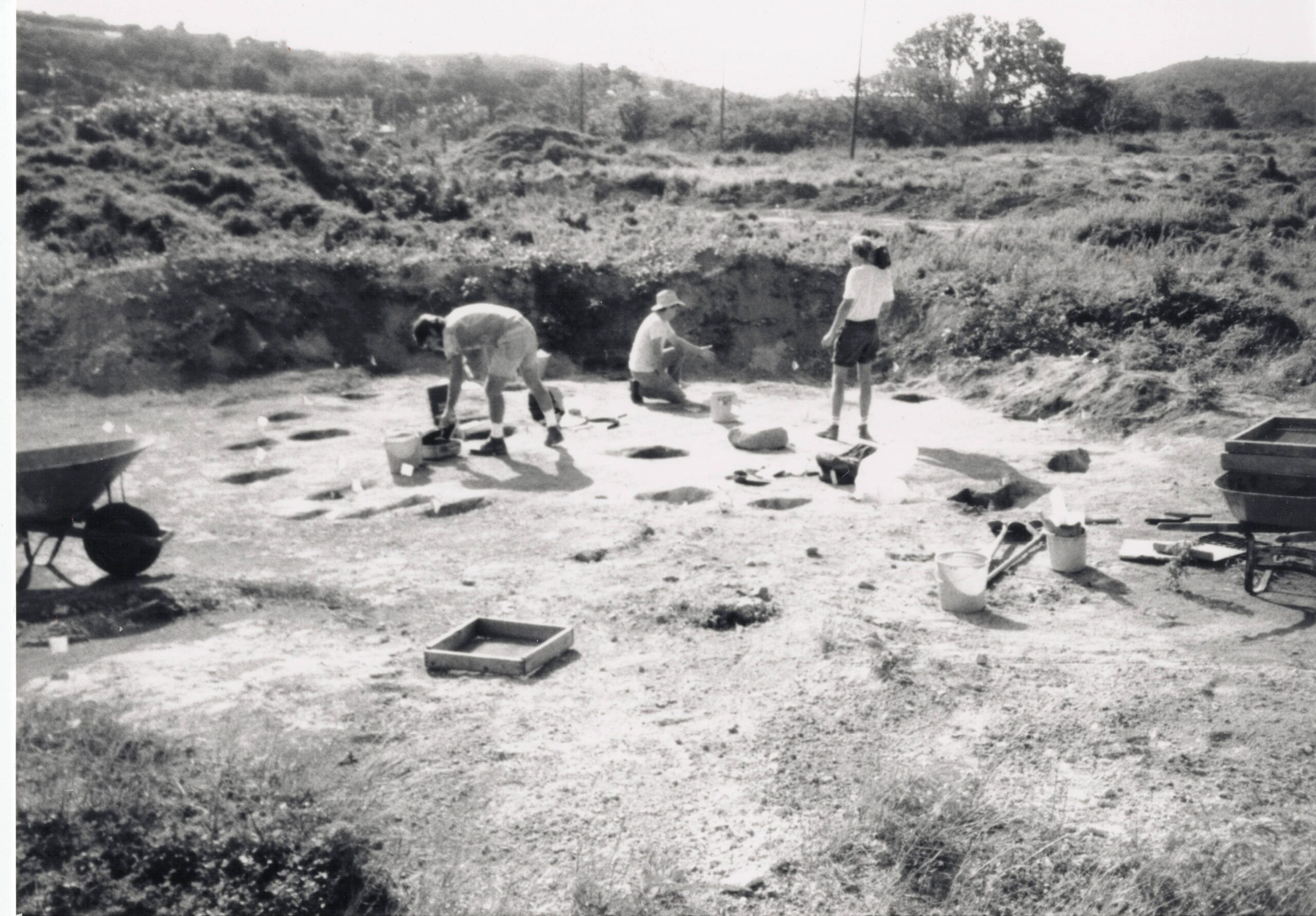 Archaeologists and volunteers map the outline of a circular house. (Photo by Emily Lundberg)
