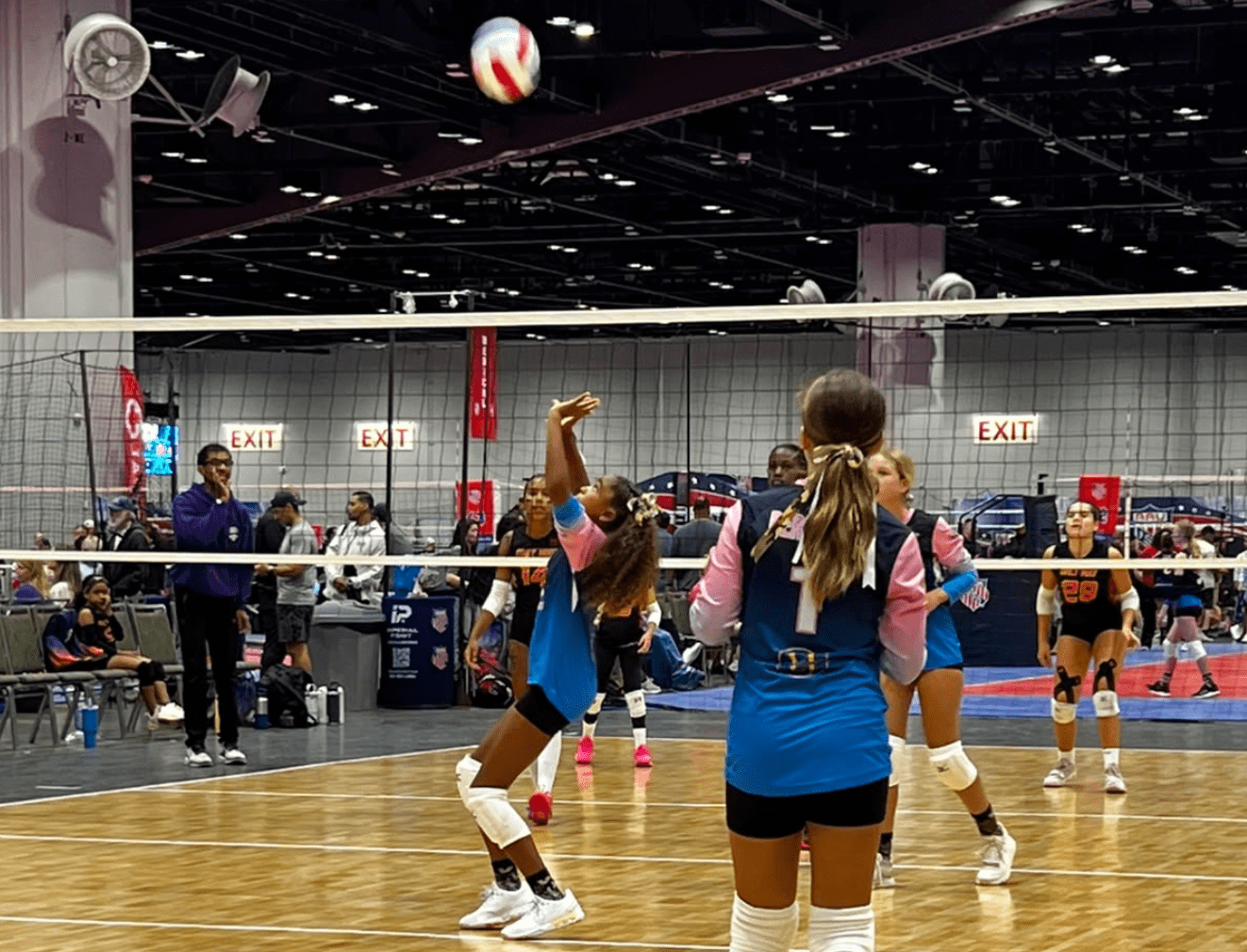Island Mixx 12U's Arianna Gumbs sets the ball during play. (Photo by Sayrah Brin)